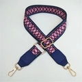 Details von ethnischem Taschenriemen mit rosa Webmuster und goldener Metallschnalle - Rosa Rauten + Blauer Lederbesatz