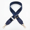 Dettaglio della tracolla in nylon blu navy con moschettoni in metallo dorato - Blu