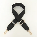 Detalle de la correa ajustable de nailon negro con ganchos y hebillas de metal dorado - Negro
