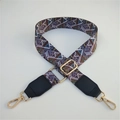 Détail de la bandoulière tissée géométrique avec finitions en cuir et mousquetons dorés - Losange Gris + Bordure en Cuir Noir