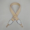 Correa ancha ajustable beige con patrón de flechas amarillas y herrajes dorados - Blanco