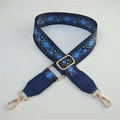 Gros plan sur la bandoulière jacquard ethnique avec boucles dorées et simili cuir - Diamant Bleu + Bordure en Cuir Bleu