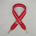 Correa ancha ajustable roja con patrón chevron y mosquetones metálicos dorados - Rojo