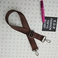Verstellbarer brauner Nylon-Schultergurt für Herrentaschen mit dunkelgrauen Karabinerhaken - Braun Waffengraue Schnalle