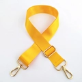 Detailansicht gelber Nylon-Schultergurt mit polierten goldenen Metallkarabinern - Silberverschluss / Gelb
