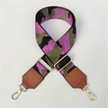 Makro-Detail von verstellbarem Schultergurt mit pinkem Camo-Muster und Goldhaken - Rosa Tarnung Mit Braunem Leder