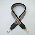 Dettaglio della tracolla larga in tela regolabile stile etnico con ganci dorati - Larghezza: 3.8cm / Nero Rosa e Nero