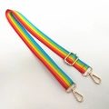 Dettaglio della tracolla arcobaleno con fibbie metalliche dorate e cursore regolabile - Fibbia Oro