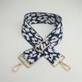 Détail de la bandoulière large réglable avec imprimé léopard bleu et crochets dorés - Style 2 Boucle Or