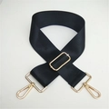 Détail de la bandoulière réglable en nylon noir avec crochets en métal doré poli - Sangle Noire Boucle Dorée