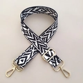 Détail de bandoulière ethnique noir et blanc avec mousquetons métalliques dorés - 3.8CM / Motif Noir & Blanc
