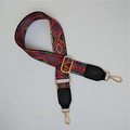 Détail de la bandoulière tissée style ethnique avec motifs géométriques et boucles dorées - Géométrique Coloré