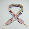 Dettaglio tracolla intrecciata geometrica con terminali in pelle rosa e fibbie dorate - Intreccio a contrasto con pelle rosa