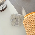 Nahaufnahme der glitzernden Strass-Schleife Handyhalterung auf einem weißen Tisch - Sternenharz Strass Schleife / Weiß / Magnetic