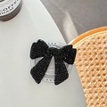 Detail einer funkelnden schwarzen Schleife Handyhalterung auf klarer Acrylbasis mit Gift Text - Sternenharz Strass Schleife / Schwarz / Magnetic