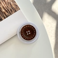 Détail d'un support de téléphone en forme de bouton bois sur un bureau blanc - Modèle Magnétique / café
