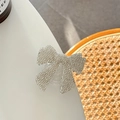 Makroaufnahme der funkelnden Strass-Schleife Handyhalterung auf einem Schreibtisch - Sternenharz Strass Schleife / Weiß / Adhesive