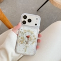 Detail der transparenten iPhone-Hülle mit echten getrockneten Rosen und Goldfolie - iPhone 7/8/SE 2020 / Weiße Rose Gypsophila Goldfolie Stil