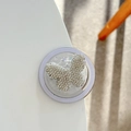 Detailansicht einer faltbaren Handyhalterung mit glitzerndem Schmetterling auf lila Basis - Magnetic / Weiß