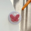 Nahaufnahme der Handyhalterung mit rosa Strass-Schmetterling und Glitzer-Finish - Magnetic / Rosa
