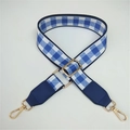 Tracolla regolabile in tessuto a scacchi bianchi e blu con terminali in pelle blu scuro - Quadri Blu + Finiture in Pelle Blu