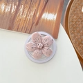 Gros plan détaillé du support de téléphone en forme de fleur rose tachetée - Fleur de Cerisier Effet Encre Magnétique - Rose