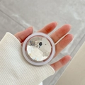 Dettaglio di un supporto per telefono in cristallo scintillante tenuto in mano - Grande Strass Magnetico-Bianco