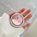 Dettaglio di un supporto per telefono in cristallo rosa sfaccettato su marmo - Grande Strass Magnetico-Rosa