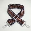 Verstellbarer Taschenriemen mit Leopardenmuster, silbernen Karabinern und breitem Gewebe - Leopard-Muster Silberne Schnalle