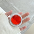 Vista dettagliata del supporto per telefono con un grande strass rosso su base bianca - Grande Strass Magnetico-Rosso