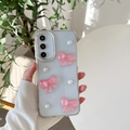Detail der glitzernden transparenten Hülle mit 3D-Schleifen und Perlen für Samsung Handy - Galvanisierter Rahmen – Glitzer-epoxidharz – Drei Kristallschleifen – Rosarot / Samsung A16