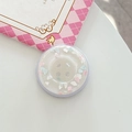 Vue macro du support de téléphone en résine avec paillettes et sequins de nuages - Magnétique Grand Bouton Nuage Nacré / Blanc