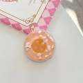 Détail d'un support de téléphone orange translucide avec sequins nuages et boutons - Magnétique Grand Bouton Nuage Nacré / Orange