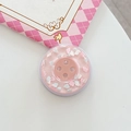 Détail du support de téléphone bouton nuage rose avec paillettes et fini résine 3D - Magnétique Grand Bouton Nuage Nacré / Rose