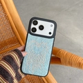 Primer plano de funda de cuero azul claro con corazones de pedrería y borlas de moda - Azul / iPhone 17 Pro Max