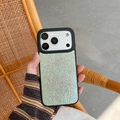 Detail der salbeigrünen Lederhülle für das iPhone mit Strassherz und Quasten-Fransen - Grün / iPhone 17 Pro Max
