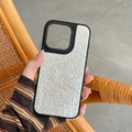 Detail der Leder-iPhone-Hülle mit Strass-Herz-Muster und hängenden Quasten-Deko - Silber / iPhone 17 Pro Max