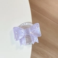 Makroansicht der lila Glitzerschleife Handyhalterung mit Gift For You Gravur auf der Basis - Helllila