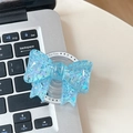 Dettaglio supporto telefono a fiocco blu in resina con paillettes a cuore e scritte - Blu