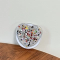 Dettaglio del supporto per telefono a cuore con paillettes colorate su bianco - Cuore di Paillettes Magnetico n. 2