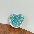 Dettaglio del supporto per telefono a cuore con glitter colorati su superficie in legno - Cuore di Paillettes Magnetico n. 3