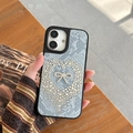 Detalle de lujo con corazón de diamantes de imitación y lazo en funda azul de serpiente - Azul / iPhone 17 Pro Max