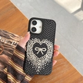 Detalle de corazón de pedrería y lazo en funda negra de lujo con textura trenzada - Negro / iPhone 17 Pro Max
