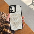 Detalle de funda iPhone con textura de serpiente blanca, corazón de strass y lazo decorado - Blanco / iPhone 17 Pro Max