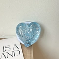 Vue détaillée du support de téléphone en forme de cœur avec paillettes bleues - Grand Cœur Crochu - Paillettes à Points - Magnétique / Bleu transparent