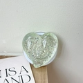 Vue détaillée du support téléphone en forme de cœur avec résine pailletée verte - Grand Cœur Crochu - Paillettes à Points - Magnétique / Vert Transparent