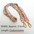 Dettaglio tracolla in tweed rosa intrecciato con perle bianche e gancio a moschettone dorato - 80 cm