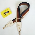 Detailansicht verstellbarer gestreifter Nylon-Schultergurt mit goldenen Metallhaken - Schwarz-Brauner Streifen (Weiß)