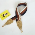 Makroaufnahme des breiten bunten Taschenriemens mit Goldhaken und Lederverbindern - Schwarz-Brauner Streifen (Khaki)