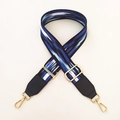 Dettaglio della tracolla larga regolabile con motivo astratto blu e ganci dorati - Nuvola Arcobaleno Blu + Nero